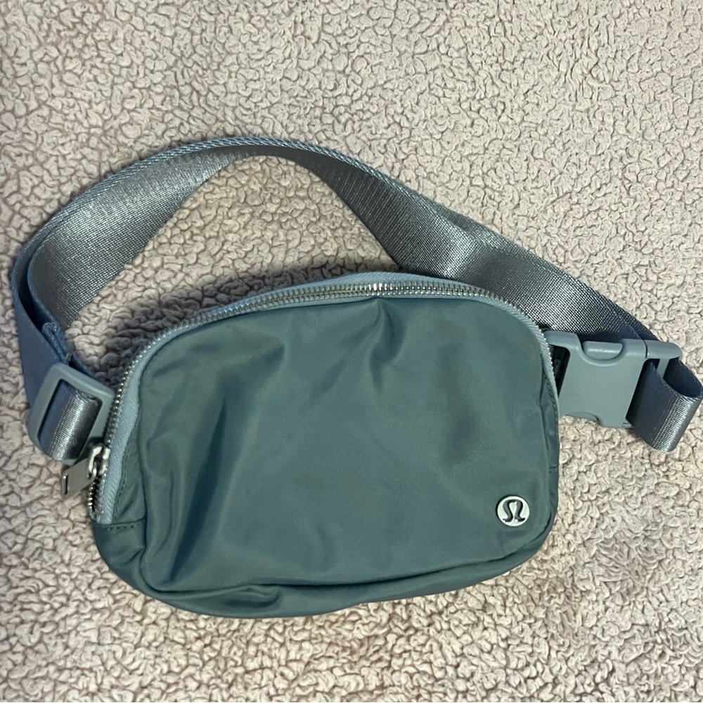 Lululemon Everywhere Belt Bag